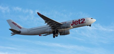 Téléchargez les photos : Tenerife, Espagne 30 octobre 2023. Jet2 Airlines, Airbus A330-243. Jet2 Airlines vole dans le ciel bleu - en image libre de droit