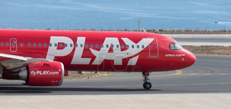 Téléchargez les photos : Tenerife, Espagne 5 novembre 2023. Play Airlines Airbus A321-251NX. Image d'un avion Play Airlines circulant à Tenerife - en image libre de droit