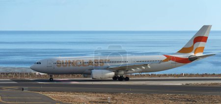 Téléchargez les photos : Tenerife, Espagne 5 novembre 2023. Airbus A330-243 de Sunclass Airlines. Image d'un avion de Sunclass Airlines circulant à Tenerife - en image libre de droit