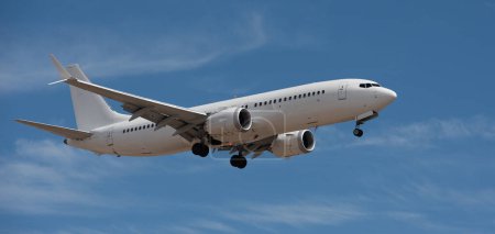 Foto de El avión aterriza.Avión, pasajeros volando en el cielo azul, preparándose para aterrizar en el aeropuerto - Imagen libre de derechos