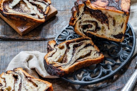 Téléchargez les photos : Babka au chocolat - pain brioché juif traditionnel au chocolat - en image libre de droit
