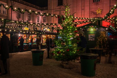Foto de SALZBURG, AUSTIRA - 04 DE DICIEMBRE DE 2022: El Christkindlmarkt en Domplatz es el mercado de Navidad más grande y famoso de Salzburgo. - Imagen libre de derechos