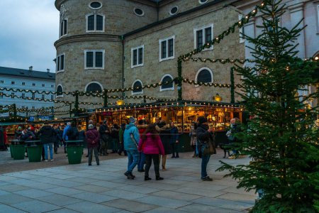 Téléchargez les photos : SALZBURG, AUSTIRA - 05 DÉCEMBRE 2022 : Les gens apprécient le célèbre marché de Noël de Salzbourg. Ses origines remontent à 1491, ce qui en fait le plus ancien marché de Salzbourg. - en image libre de droit