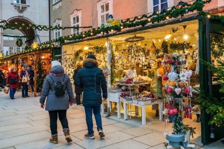 Téléchargez les photos : SALZBURG, AUSTIRA - 05 DÉCEMBRE 2022 : Les gens apprécient le célèbre marché de Noël de Salzbourg. Ses origines remontent à 1491, ce qui en fait le plus ancien marché de Salzbourg. - en image libre de droit
