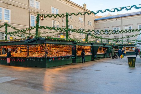 Téléchargez les photos : SALZBURG, AUTRICHE - 06 DÉCEMBRE 2022 : stands avec exposition de marchandises au célèbre marché de Noël de Salzbourg. Ses origines remontent à 1491, ce qui en fait le plus ancien marché de Salzbourg. - en image libre de droit