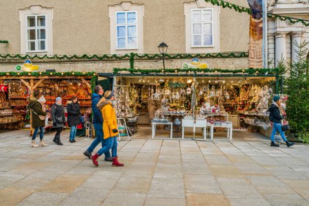 Téléchargez les photos : SALZBURG, AUSTIRA - 06 DÉCEMBRE 2022 : Les gens apprécient le célèbre marché de Noël de Salzbourg. Ses origines remontent à 1491, ce qui en fait le plus ancien marché de Salzbourg. - en image libre de droit