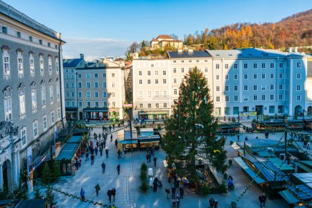 Téléchargez les photos : SALZBURG, AUTRICHE - 06 DÉCEMBRE 2022 : Vue aérienne du célèbre marché de Noël sur la place de la Cathédrale à Salzbourg. Ses origines remontent à 1491, ce qui en fait le plus ancien marché de Salzbourg. - en image libre de droit
