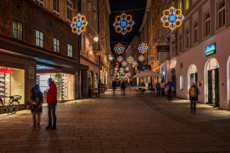 Foto de SALZBURG, AUSTIRA - 06 DE DICIEMBRE DE 2022: Calles y tiendas en el casco antiguo de Salzburgo están decoradas para el advenimiento de Navidad - Imagen libre de derechos