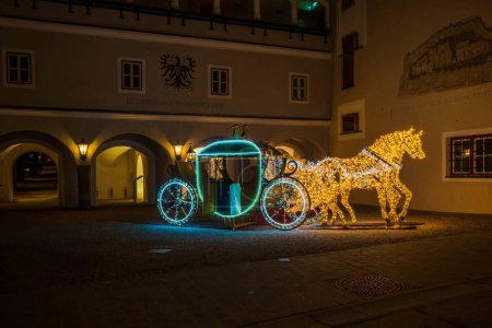 Foto de KITZBUHEL, AUSTRIA - JANUARY 07, 2023: Night view of Christmas street decoration in Kitzbuhel, a small Alpine town in Austria. Upscale shops and cafes line the streets of its medieval center. - Imagen libre de derechos