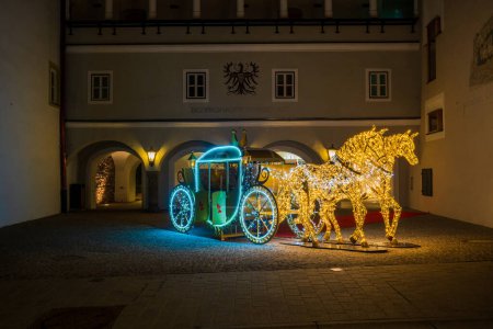 Foto de KITZBUHEL, AUSTRIA - JANUARY 07, 2023: Night view of Christmas street decoration in Kitzbuhel, a small Alpine town. Upscale shops and cafes line the streets of its medieval center. - Imagen libre de derechos