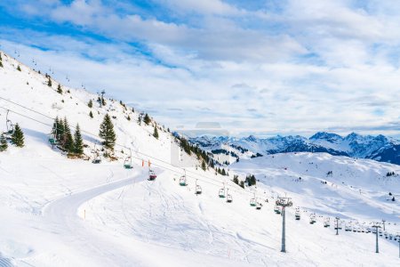 Foto de View of wintry landscape from Kitzbuhel Horn mountain in Austrian Alps in Kitzbuhel. Winter in Austria - Imagen libre de derechos