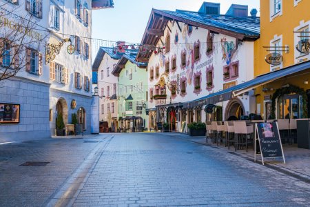 Foto de KITZBUHEL, AUSTRIA - 14 DE ENERO DE 2023: Vista a la calle Kitzbuhel, una pequeña ciudad alpina. Tiendas y cafeterías de lujo bordean las calles de su centro medieval. - Imagen libre de derechos