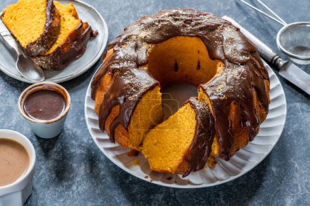 Téléchargez les photos : Bolo de cenoura - Brazilian carrot cake with chocolate glaze - en image libre de droit
