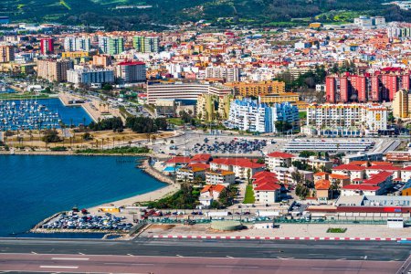Blick auf den Ausreißer am Flughafen von Gibraltar und die spanische Stadt La Linea de Conception vom Upper Rock in Gibraltar, Großbritannien