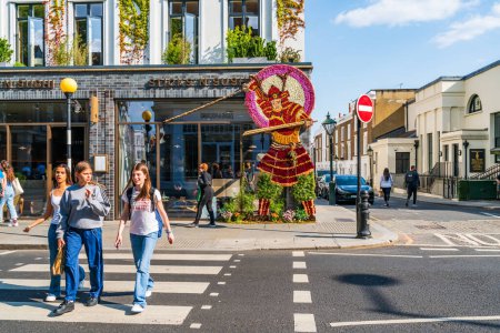 Foto de LONDRES, Reino Unido - 24 de mayo de 2023: Espectacular exposición floral para Chelsea in Bloom La exposición anual de arte floral transforma las calles de Chelsea con impresionantes exhibiciones hechas de flores frescas - Imagen libre de derechos