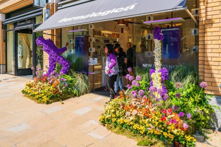 Foto de LONDRES, Reino Unido - 26 de mayo de 2023: Espectacular exposición floral para Chelsea in Bloom La exposición anual de arte floral transforma las calles de Chelsea con impresionantes exhibiciones hechas de flores frescas - Imagen libre de derechos