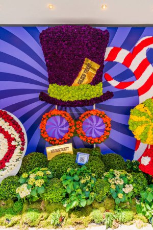 Foto de LONDRES, Reino Unido - 26 de mayo de 2023: Una espectacular exhibición floral hecha de flores frescas decora la ventana de la tienda Peter Jones en Chelsea durante la exposición anual de arte floral Chelsea in Bloom en Londres - Imagen libre de derechos