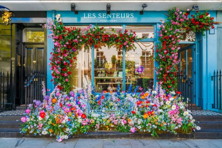 Foto de LONDRES, Reino Unido - 26 de mayo de 2023: Chelsea in Bloom es una exposición floral anual con las exhibiciones florales más espectaculares en las calles de Chelsea - Imagen libre de derechos