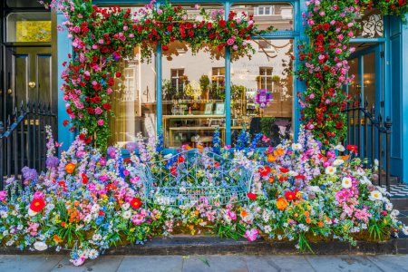 Foto de LONDRES, Reino Unido - 26 de mayo de 2023: Chelsea in Bloom es una exposición floral anual con las exhibiciones florales más espectaculares en las calles de Chelsea - Imagen libre de derechos