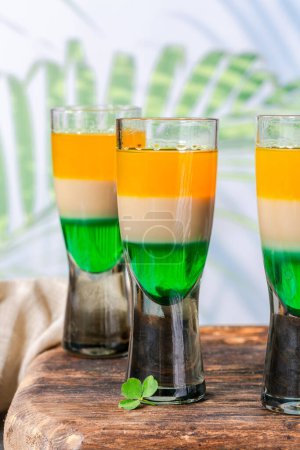 Téléchargez les photos : Drapeaux irlandais - boissons alcoolisées en couches traditionnelles de la St Patricks Day - en image libre de droit