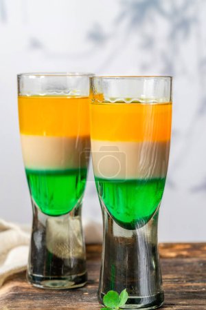 Schüsse auf die irische Flagge - traditionelle St. Patricks Day geschichtete alkoholische Getränke
