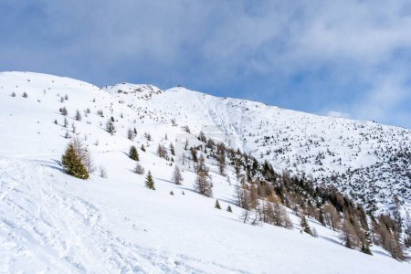 Paisaje invernal con Dolomitas cubiertas de nieve en Kronplatz, Italia