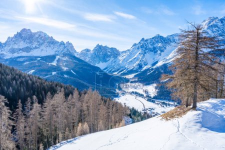 Paysage hivernal avec Dolomites enneigées sur Kronplatz, Italie