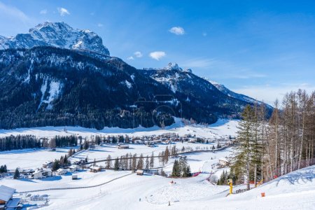 Paysage hivernal avec Dolomites enneigées sur Kronplatz, Italie