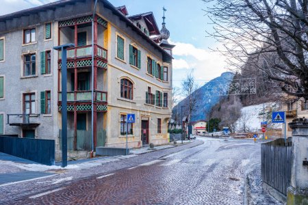 Téléchargez les photos : SAND IN TAUFERES, ITALIE - 25 JANVIER 2024 : Vue sur la rue de la ville Sand in Taufers (Campo Tures), une commune du Tyrol du Sud dans le nord de l'Italie. - en image libre de droit