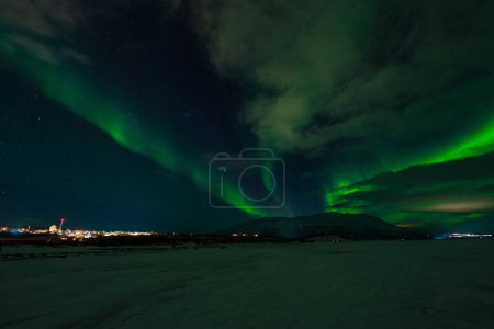 Aurora Boreal - Auroras boreales - sobre el lago congelado Tornetrask en Abisko, Suecia