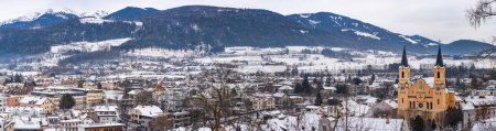 Amplia vista panorámica aérea de Brunico (Bruneck), Tirol del Sur, Italia en invierno.