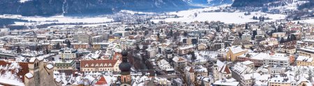 Amplia vista panorámica aérea de Brunico (Bruneck), Tirol del Sur, Italia en invierno.