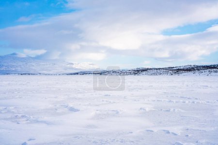 Der zugefrorene See Tornetrask in Abisko, Schweden