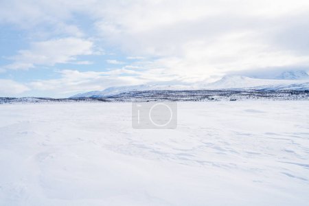 Lago congelado Tornetrask en Abisko, Suecia