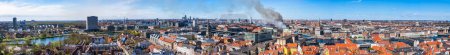 El humo negro se derrama sobre el centro de Copenhague mientras la histórica bolsa de Copenhague en Dinamarca se incendia