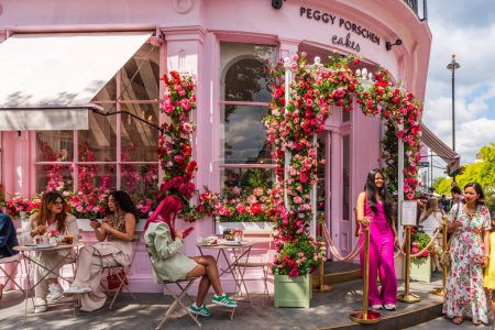 Téléchargez les photos : LONDRES, ROYAUME-UNI - 25 MAI 2024 : La boulangerie Peggy Porschen à Belgravia est décorée d'un spectaculaire étalage floral pour l'exposition florale annuelle Chelsea in Bloom - en image libre de droit