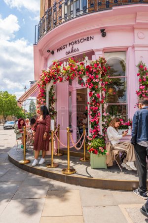 Téléchargez les photos : LONDRES, ROYAUME-UNI - 25 MAI 2024 : La boulangerie Peggy Porschen à Belgravia est décorée d'un spectaculaire étalage floral pour l'exposition florale annuelle Chelsea in Bloom - en image libre de droit