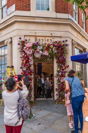 Téléchargez les photos : LONDRES, ROYAUME-UNI - 25 MAI 2024 : Chelsea in Bloom est une exposition florale annuelle avec les expositions florales les plus spectaculaires dans les rues de Chelsea - en image libre de droit