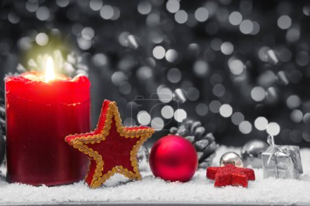 Téléchargez les photos : Fond de Noël avec bougie allumée et arbre de Noël décoré. - en image libre de droit