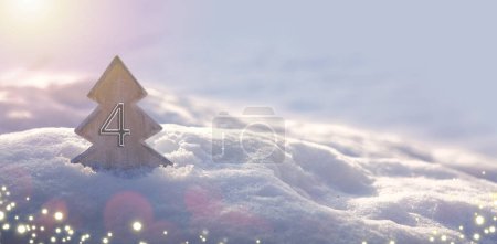 Foto de Decoración navideña con abeto aislado sobre nieve blanca. Cuarto Adviento. - Imagen libre de derechos