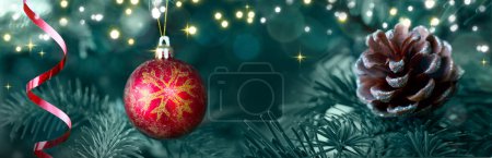 Téléchargez les photos : Fond de Noël avec boule rouge et sapin. - en image libre de droit