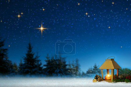 Foto de Decoración de Navidad con linterna, nieve y abetos. Latern invierno aislado sobre fondo azul. - Imagen libre de derechos
