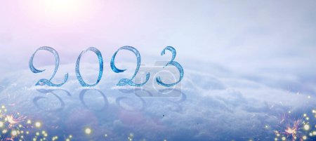 Foto de Feliz Año Nuevo 2023 fondo sobre nieve blanca. - Imagen libre de derechos