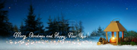 Téléchargez les photos : Décoration de Noël avec lanterne, neige et sapins .Hiver plus tard isolé sur fond bleu. - en image libre de droit