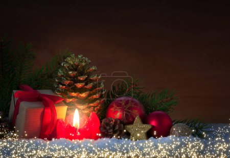 Téléchargez les photos : Fond de Noël avec bougie allumée et décoration. - en image libre de droit