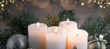 Téléchargez les photos : Fond de Noël avec quatre bougies allumées et décoration. - en image libre de droit