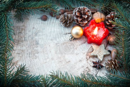 Téléchargez les photos : Fond de Noël avec bougie allumée et décoration. - en image libre de droit