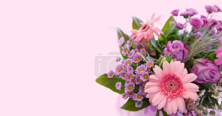 Foto de Pink flowers bouquet isolated on blur background. - Imagen libre de derechos
