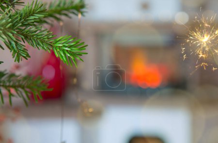 Foto de Rama de árbol de Navidad en fondo de chimenea borrosa quema. - Imagen libre de derechos