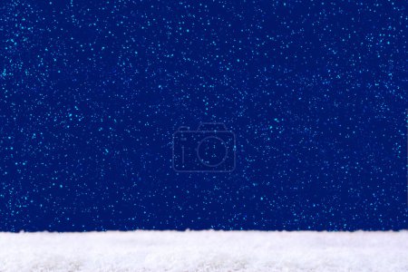 Foto de Fondo de Navidad con nieve blanca aislada en azul. - Imagen libre de derechos